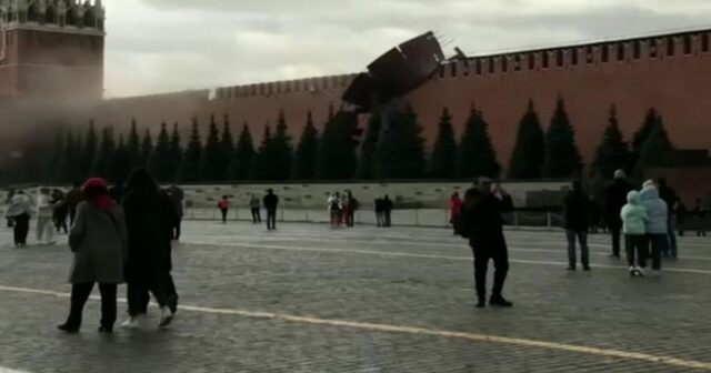 Güclü külək Kremlin divarını uçurdu