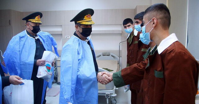 Zakir Həsənov Baş Klinik Hospitalda hərbçilərə baş çəkib