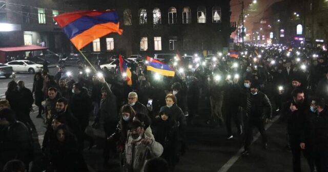 Ermənistan müxalifəti İrəvanda mərkəzi meydanı bağladı