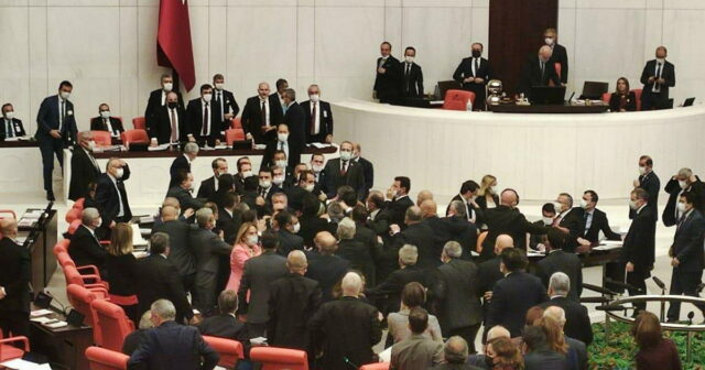 Türkiyə parlamentində dava olub