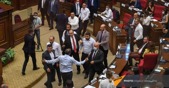 Ermənistan parlamentində dava olub