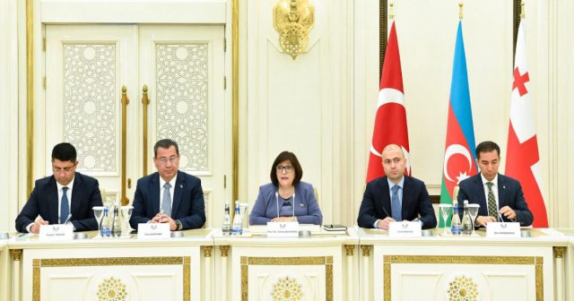 Spiker Türkiyə və Gürcüstan parlamentariləri ilə görüşdü