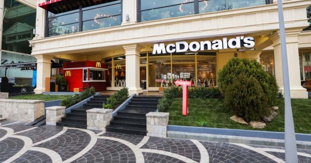 Bakıda “McDonalds”da insident – Müştəri sifariş menyusunun monitorunu sındırdı