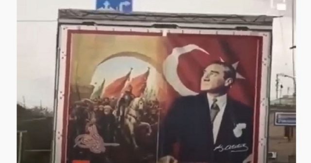 Atatürkün portreti İrəvan küçələrində