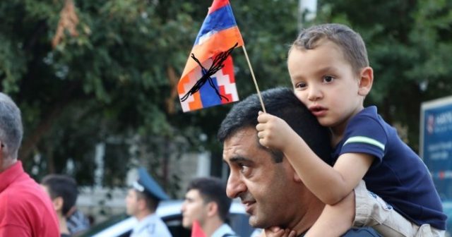 Zabuxdan salamat buraxdığımız Andranik oğlu ilə birgə Xankəndində mitinqdə…-FOTO