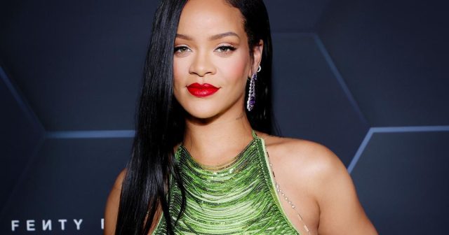Rihanna ofisiantlara kömək edərək gündəm oldu