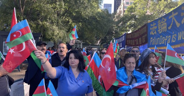 Azərbaycanlılar BMT-nin qarşısında aksiya keçirdi
