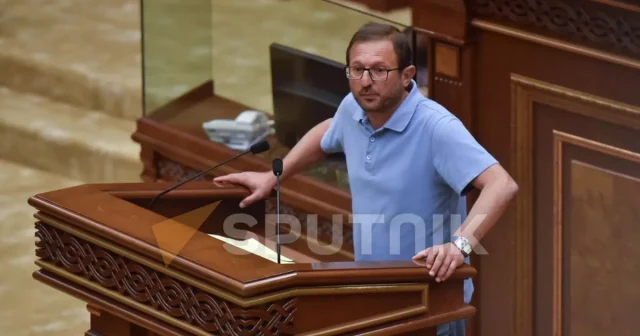 Erməni parlamentində dava: İclas dayandırıldı- VİDEO