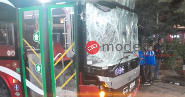 “BakuBus”un avtobusu “Araz” marketə çırpıldı – FOTO “BakuBus”un avtobusu “Araz” marketə çırpıldı – FOTO