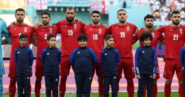 İran dövlət televiziyası futbolçuların himni oxumamasını efirə vermədi