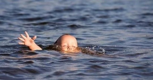 3 yaşlı uşaq su arxında boğuldu
