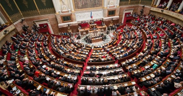 Fransa Senatı pensiya islahatlarının ən mübahisəli maddəsini təsdiqlədi