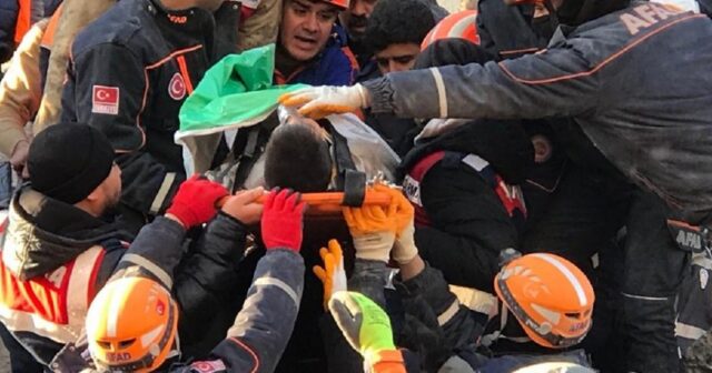 Türkiyədə 101 saatdan sonra ana və 9 yaşlı oğlu dağıntılar altından sağ çıxarılıb