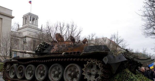 Rusiya səfirliyinin qarşısına müharibə zamanı məhv edilmiş rus tankı qoyuldu