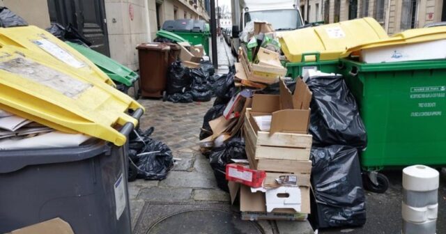 Fransada tətil: Küçələrdə tonlarla zibil yığıldı