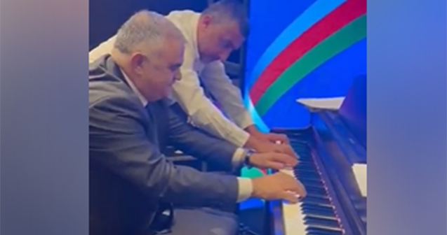Deputat səfirliyin açılışında pianoda ifa etdi – VİDEO