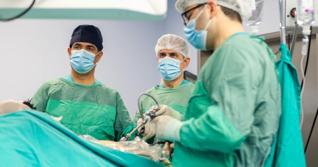 Yeni Klinikada canlı yayımda icra olunan əməliyyatın görüntüsü – VİDEO
