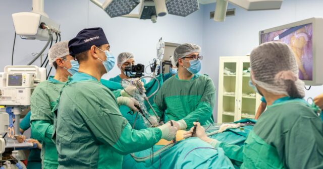 Yeni Klinikada canlı yayımda minimal invaziv yolla orqanqoruyucu əməliyyat icra olunub
