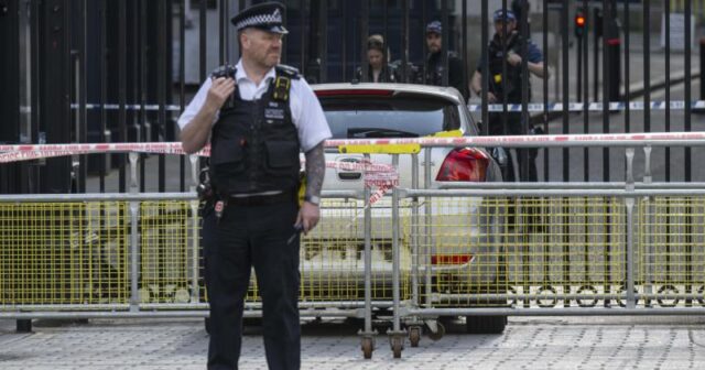 Londonda avtomobil baş nazirlik binasının giriş qapısına çırpıldı