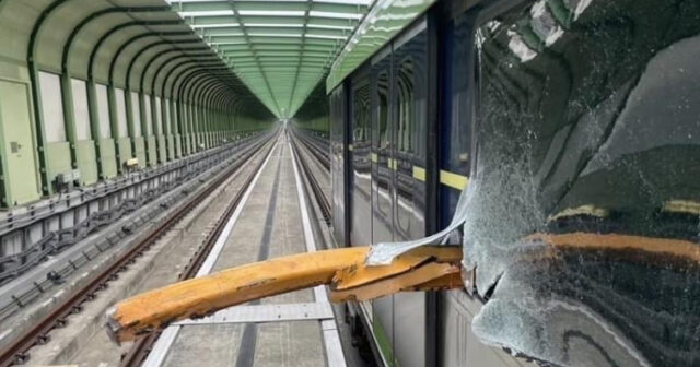 İnşaat kranı metronun üzərində düşdü: Ölən var