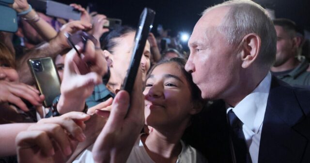 Qeyri-adi olay Putin izdihama qarışaraq tərəfdarlarını salamladı