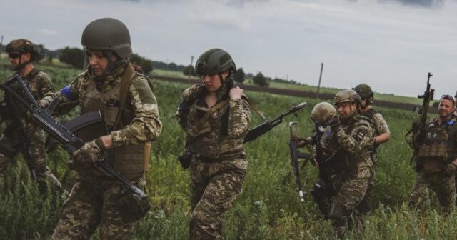 Ukraynalı qadınlar cəbhədə iştirak etməyə hazırlaşır