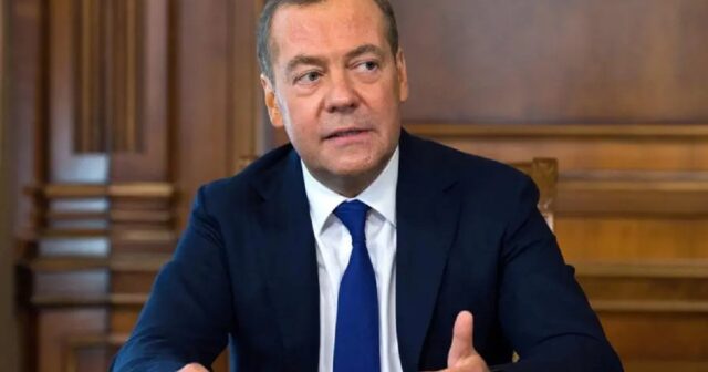 Medvedev hərbi poliqona baş çəkdi