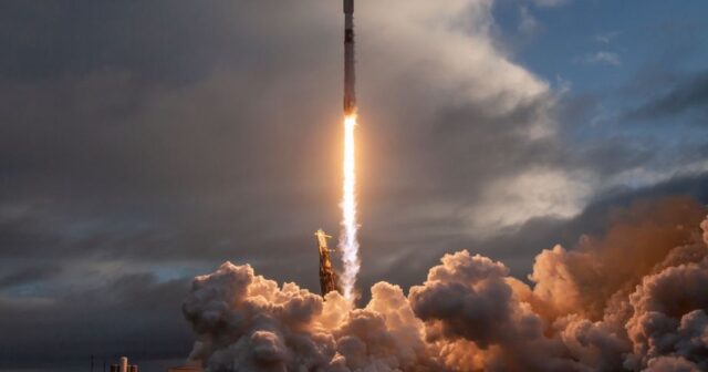 “SpaceX” növbəti internet peykləri qrupunu orbitə çıxardı
