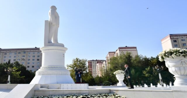 Prezident Sumqayıtda Heydər Əliyevin abidəsini ziyarət etdi – FOTO