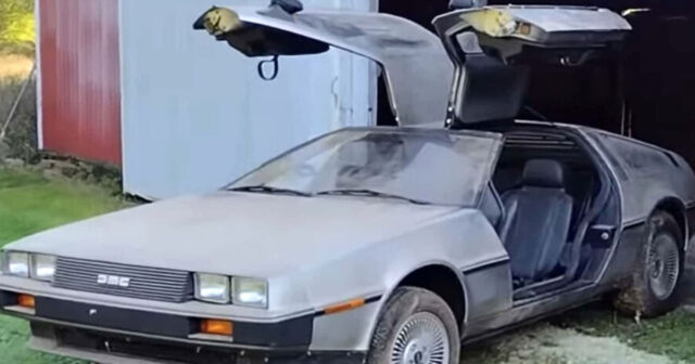 “Gələcəyə qayıt” trilogiyasından DeLorean avtomobili köhnə anbarda tapılıb