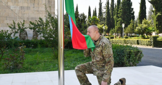 İlham Əliyev Ağdərə şəhərində Azərbaycan Respublikasının Dövlət Bayrağını ucaldıb – FOTO