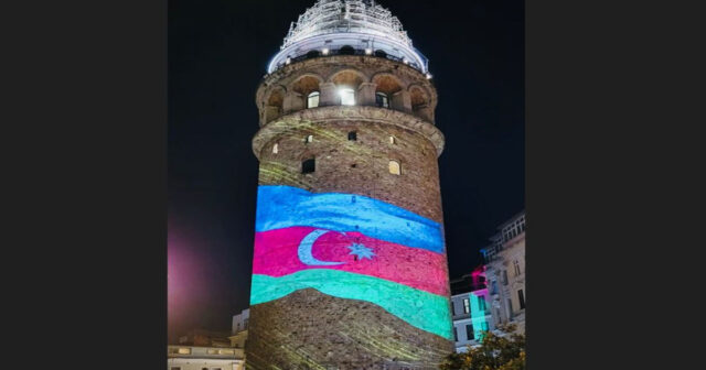 İstanbuldakı Qalata qülləsi Azərbaycan bayrağı rənglərində işıqlandırılıb – VİDEO – FOTO