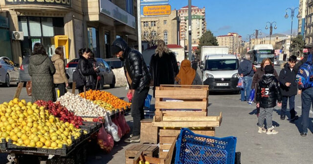 “İnşaatçılar” metrosunun ətrafı bazara çevirilib – FOTO