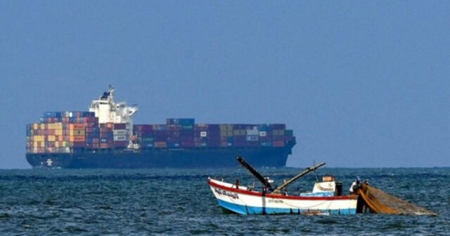 Qırmızı dənizdə “Maersk” şirkətinin konteyner gəmisi raketlə vurulub