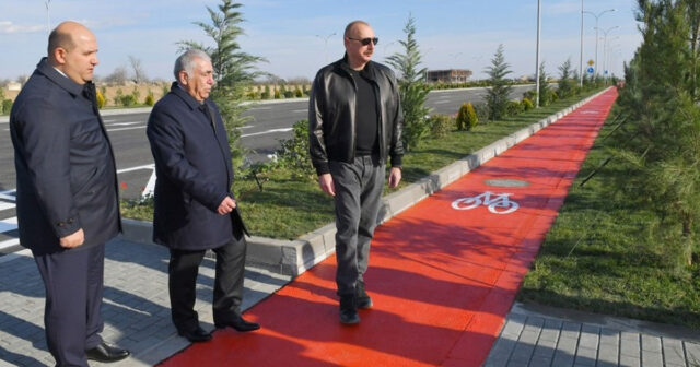 İlham Əliyev Ağdam şəhərinin daxili yollarında aparılan işlərlə tanış olub