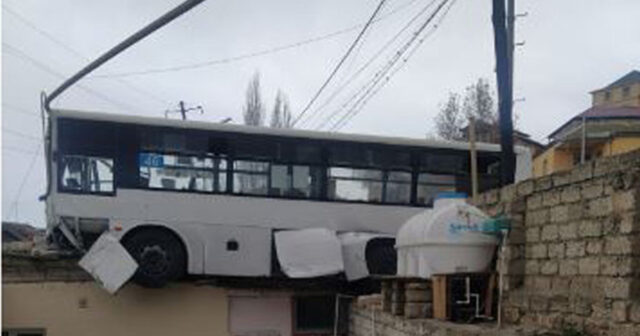 Bakıda qəzaya düşən avtobus evin damına çıxıb – FOTO