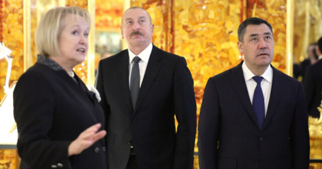 Prezident İlham Əliyev Sankt-Peterburqda “Yekaterina sarayı” ilə tanış olub – FOTO