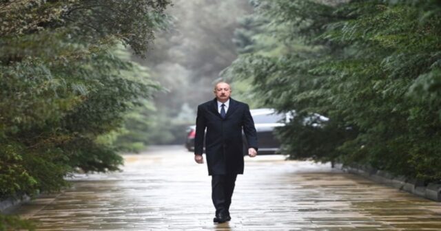 Prezident Heydər Əliyevin məzarını ziyarət etdi – FOTO