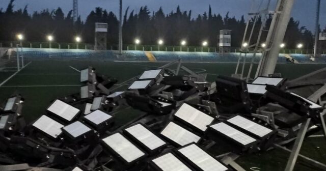 Stadionunda işıq dirəyi aşdı – Oyun dayandırıldı
