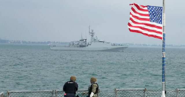 ABŞ gəmisi Qırmızı dənizdə husilərin iki raketini vurub