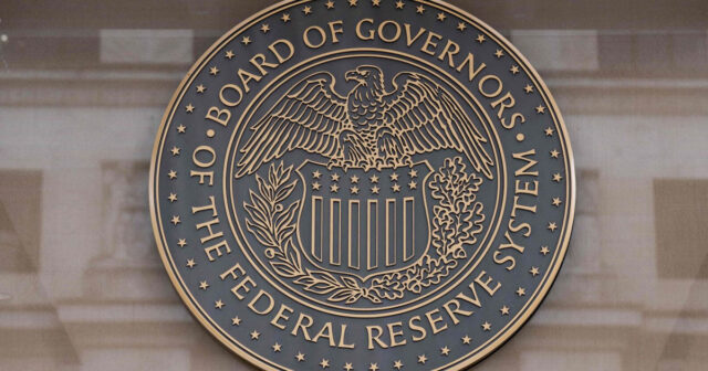 FED uçot dərəcəsini 5,25-5,5 % diapazonunda saxlayıb