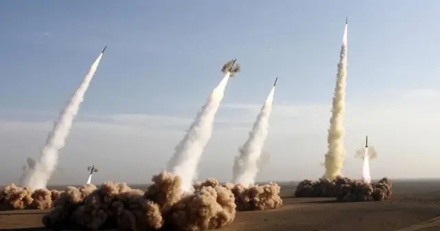İran ballistik raketi sınaqdan keçirdi
