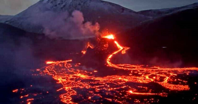 İslandiyada vulkan püskürüb