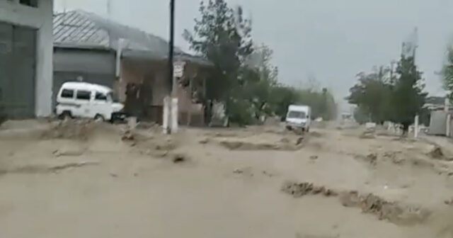 Güclü yağış nəticəsində Səmərqəndi su basıb