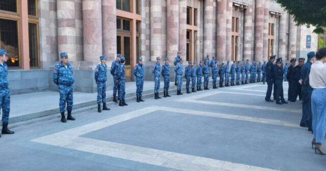 Ermənistan polisi hökumət binasını mühasirəyə aldı