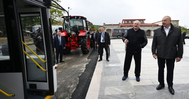 Azərbaycan ilə Belarusun birgə istehsalı olan avtobusa və Belarus Prezidentinin hədiyyə etdiyi traktorlara baxış keçirilib – FOTO