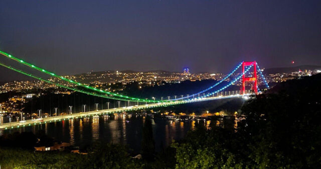 İstanbul körpüləri Azərbaycan bayrağının rəngləri ilə işıqlandırılıb – FOTO