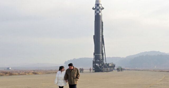 Kim Çen yeni raketlərin sınağını izlədi
