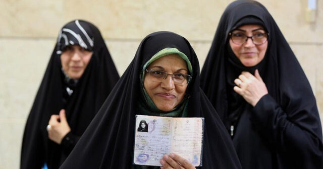 İranda prezidentliyə iddialı ilk qadın namizədliyini geri götürüb