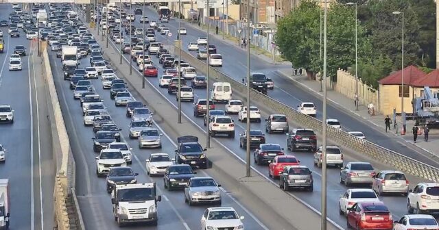 Bakıda qəza oldu, yük yola dağıldı